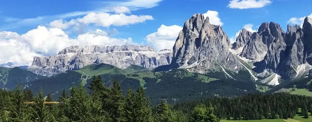 Umgeben von den sagenhaften Dolomiten, liegt das Adler Spa Resort Dolomiti auf einem Logenplatz Mitten in Sankt Ulrich. Ein wunderbares Hotel mit viel Tradition, einem herrlichen Garten und dem schönsten Ausblick auf die Seiser Alm. Aktive Gäste freuen sich auf die geführten Wanderungen und E-Biketouren. Erholungssuchende entspannen im ganz neuen Spa und die Kinder sind bestens im Kids-Club aufgehoben. Hier werden alle glücklich!