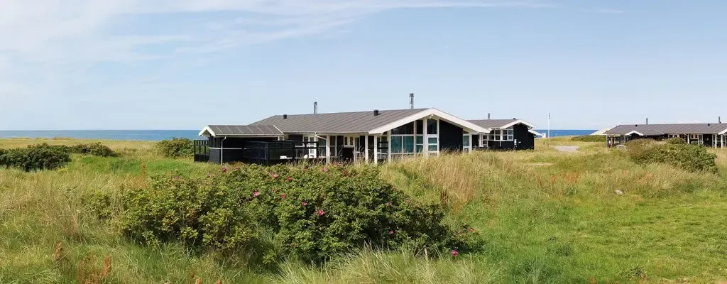 Das Skallerup Seaside Resort liegt im dänischen Nordjütland. Hier treffen nicht nur die Nord- und Ostsee aufeinander, sondern auch naturbegeisterte Familien, die die Kombination aus weiten Sandstränden und rauen Steilküsten lieben. Nirgendwo sonst in Dänemark gibt es so viele Sonnenstunden und so hübsche Sommerhäuschen. Dazu noch jede Menge Action, Tiere und einen grossen Indoor-Pool.