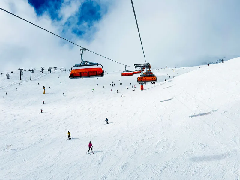 Nach ein paar wunderbar entspannten Tagen im The Crystal VAYA Unique in Obergurgl sind wir im Ötztal einfach noch ein Stück weitergezogen – talwärts nach Sölden. Ein Ortswechsel, der sich fast wie ein Perspektivwechsel anfühlt: vom hochalpinen Rückzugsort hinein ins lebendige Herz des Ötztals. Und genau hier, mitten im Geschehen, liegt das VAYA Sölden.