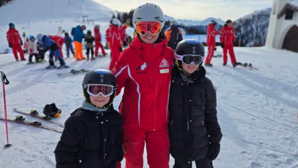 Serfaus Skilehrerin Linda mit Paulina (l.) und Frieda Foto: © Henry Berndt, Trips4kids.de