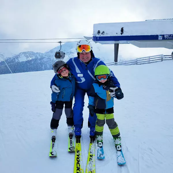 Skischule-Alpbach-Aktiv_Kids mit Skilehrer Foto: © Aline Scheuböck Trips4Kids.de