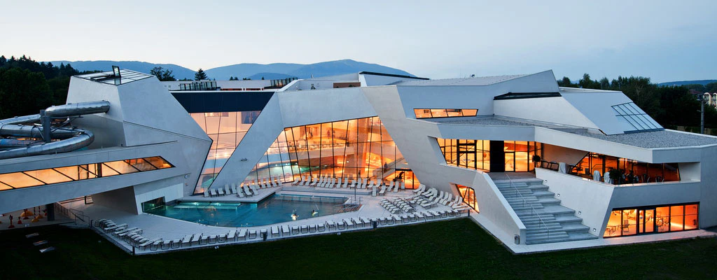 In Villach sprudelt eine ganz besondere Quelle, die die Grundlage für das einzigartige ThermenResort Warmbad-Villach ist, zu dem unter anderem auch das Thermenhotel Karawankenhof zählt. Hier kann man direkt vom Hotel im Bademantel in die KärntenTherme gehen und die herrliche Wasserlandschaft genießen. Und sogar Meerjungfrauen werden hier geboren – das ist wirklich ungewöhnlich und absolut bezaubernd … .