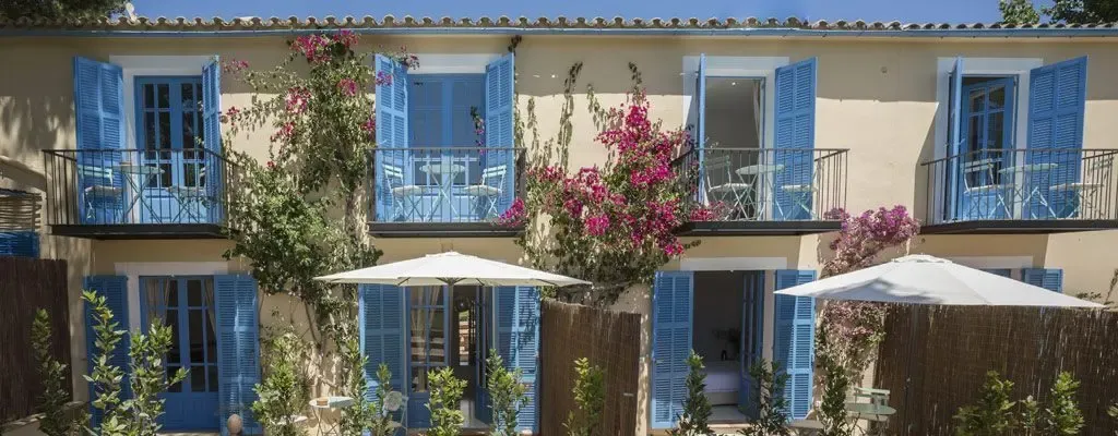 Auf dem Land in der Inselmitte Mallorcas haben wir so ein charmantes, kleines Hotel entdeckt. Hier im Agriturismo Finca Son Miranda gibt es kein Kinderprogramm oder Entertainment, dafür werden Orangen vom Baum gepflückt, Kinder spielen Verstecken im Garten und die Tage kann man herrlich am Pool verbummeln. Ein echter Geheimtipp!