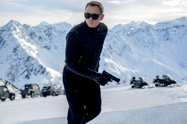 spectre-intl-FIRST-LOOK_rgb_Copyright-Foto-con-Daniel-Craig-pistola-SPECTRE-©-2015-Metro-Goldwyn-Mayer-Studios-Inc.-Danjaq-LLC-and-Columbia-Pictures-Industries-Inc.-All-rights-reserved..jpg