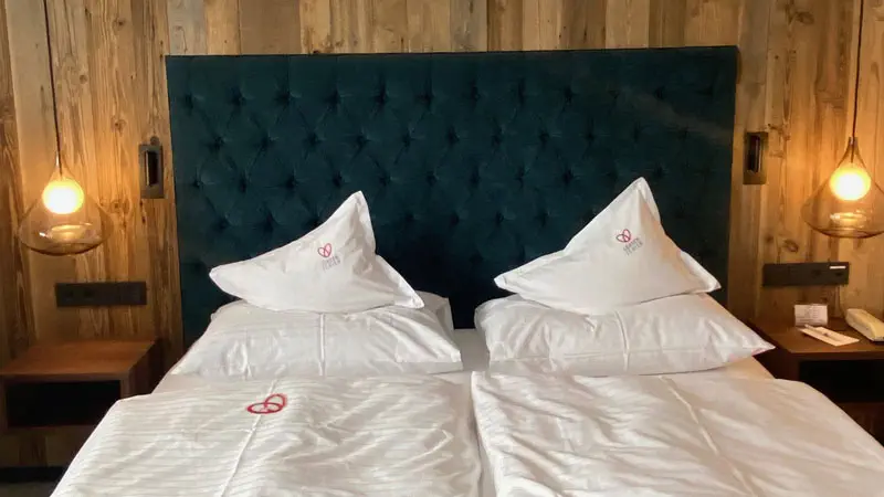 Sporthotel_Edelweiss_Bett.Bild.T4K.quer Sporthotel Edelweiss - Bett im Doppelzimmer