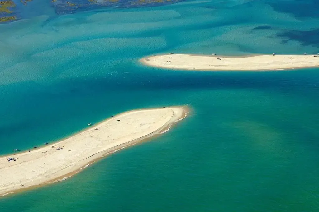 Vor der Küste der berühmten Sand-Algarve bezaubert die einsame Insel Culatra. Hier gibt es kaum Touristen, keine Hotels, aber traumhafte Strände, unberührte Natur und viele Fischer. Unsere Autorin Adrienne Friedlaender hat sich auf der Mini-Insel ungesehen und war begeistert.