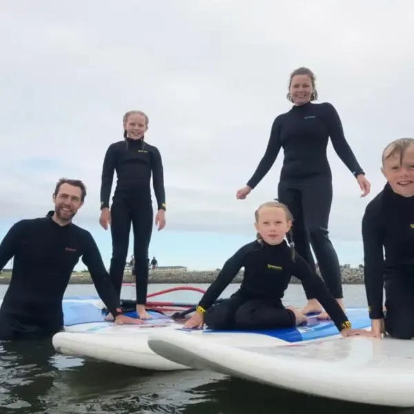 Familie in Neopren, Surfen @ Foto: Nadine Sorgenfrei
