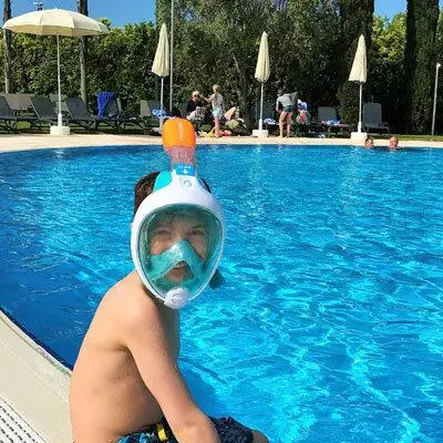 Test Schnorchelmaske am Pool im Robinson Club Apulia