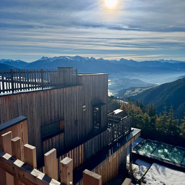 Tratterhof---Blick-Dach-in-die-Berge Foto: © Andrea Fischer Trips4kids.de