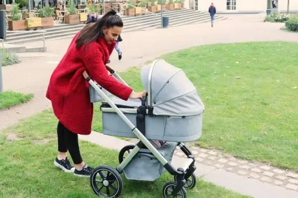 Beqooni Kinderwagen mit Mutter