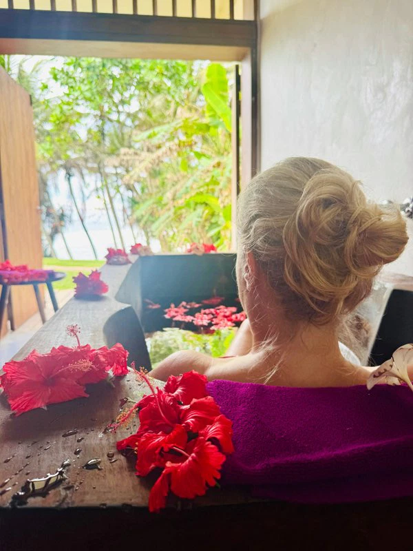 UTMT – Sri Lanka – Ayurveda –Andrea im Bluetenbad Foto: © Andrea Fischer, Trips4kids.de