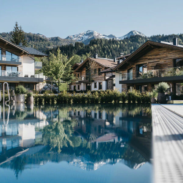 vaya_fieberbrunn_Berge-Spiegelung-Pool. Foto: © VAYA