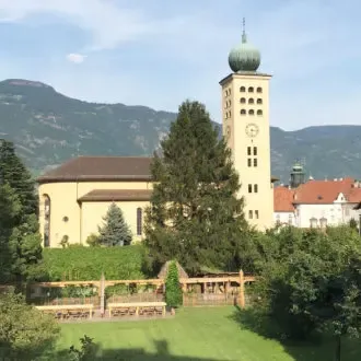 Villa_Arnica_Garten.Bild.SMH-Trips4kids.7 Villa Arnica Garten und Kirche