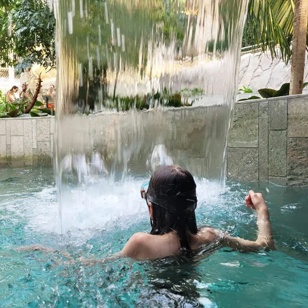Wasserfall-Pool-Center_Parcs_Allgaeu Foto: © Aline Scheuböck Trips4Kids.de