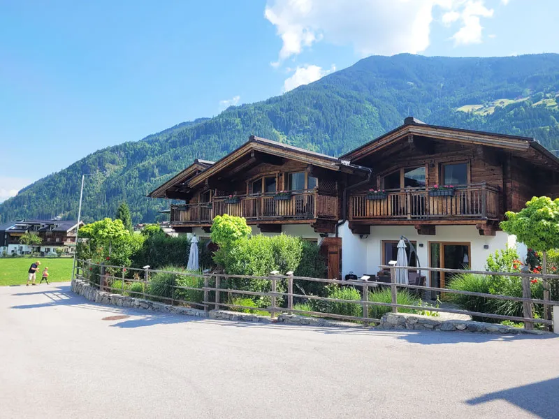 Zillertaler-Hofchalets-mit-Panorama Foto: © Aline Scheuböck, Trips4Kids.de