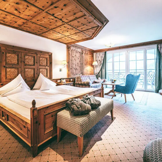 Post, Lermoos -Zimmer-mit-Blick-auf-Balkon_Foto-Franz-Wuestenberg