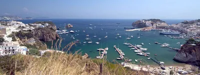 Italien at it’s best: Das Grand Hotel Chiaia di luna mit sagenhaftem Ausblick auf der Mini-Insel Ponza im Tyrrhenischen Meer ist wirklich noch ein Geheimtipp! Sollte man eigentlich nicht weitererzählen, denn es ist einfach zu schön …