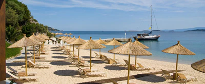 Ein goldener Strand, der mystische Berg Athos im Rücken und das tiefblaue Meer vor der Nase sind schon mal ein guter Grund im Eagles Palace & Spa Hotel auf Chalkidiki einzuchecken. Was es dort sonst noch so gibt, haben wir uns angeschaut!