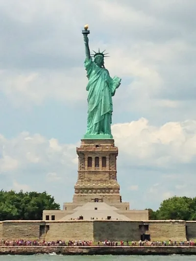 New York mal anders! Statt Joggen im Central Park, Opernbesuch in der Met und Shoppen in SoHo: Dinos gucken im Museum, Zuckerstangen schlecken im Candy Store und Klettern im Central Park. Kinderprogramm im Big Apple? Wir haben die familientauglichen Seiten der Metropole entdeckt.