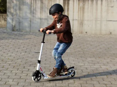 Großer Spaß für Kinder: Paul (7) testet den City-Roller von Oxelo und ist total begeistert! Ob zum Sport oder zur Schule, dieser kompakte Scooter ist ideal für Fahrten über kürzere Distanzen. Einfach dreimal so schnell unterwegs wie zu Fuß! Also bestimmt auch super für den nächsten City-Trip mit der Family!