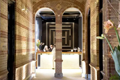 In einem ehrwürdigen Gebäude wohnen, das einmal eine Schule war, unter luftigen Decken schlummern, vor dem Kamin Kartenspielen oder bei Sonnenschein auf der Terrasse Erdbeerkuchen essen. Das The College ist ein wirklich ganz besonders Hotel in Amsterdam.