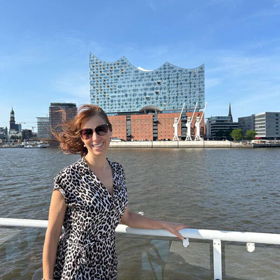 Aline-mit-Elphi-Hafenrundfahrt_Rederei_Abicht Foto: © Aline Scheuböck Trips4Kids.de