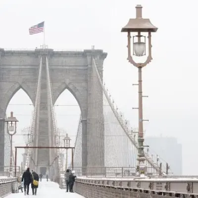 Spaziergang über die Brooklyn Bridge in New York