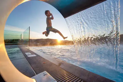 Die Brettln laufen lassen im Familien Skigebiet Hochficht mit Pisten für jeden Stil und jede Größe – und reine Entspannung „après“ im wunderbaren Wellnessbereich. Dafür ist das AIGO Familien- & Sportresort in Aigen im Mühlviertel die ideale Ausgangsbasis. Familien freuen sich hier auf gemütliche und sportliche Tage im Schnee !