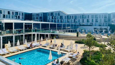 Falkenst.-Family-Hotel-Diadora-Poolansicht