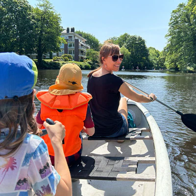 Family-Kanu_Alster_Isekai Foto: © Aline Scheuböck Trips4Kids.de