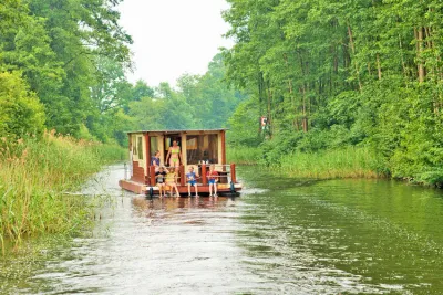 Zu Wasser oder zu Land: An der Seenplatte rund um die Müritz und den Woblitzsee gibt es viel zu erleben: Von der lustigen Floßfahrt über Klettern im Hochseilgarten bis zum Kinderangeln. Hier kommen unsere 5 Tipps!