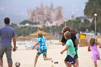 Ob Ganovenjagd in Palmas Altstadt, mit der nostalgischen Eisenbahn durch die Insel-Landschaft, ein Ausflug in die „Drachenhöhlen“ oder Sandburgenbauen am Meer: Fünf Tipps, die Eltern und Kindern Spaß machen.