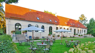 Ein ganzes Haus für uns allein! Nur mit Freunden! Morgens gemeinsam am Frühstückstisch sitzen. Dann ein schöner Ausflug zum Markt, in ein Dorf oder vielleicht auch zum Strand. Nachmittags in der Hängematte liegen und abends bekocht werden. Was für ein Luxus – und was für eine gute Idee: Ein kleines Hotel exklusiv mit Freunden oder der Familie zu buchen. Wir hätten da drei schöne Häuser für Euch ...