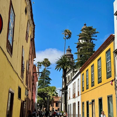 La_Laguna_Teneriffa_–_Altstadtgasse_mit_Farbfassaden