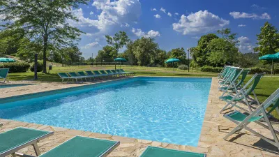 Montebuoni Pool mit Liegestühlen