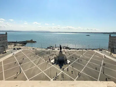 Die portugiesische Hauptstadt gehört zur Zeit zu den trendigsten Metropolen Europas. Eine Städtereise nach Lissabon wird auch für Kinder nicht langweilig. Ob Hai-Alarm, schwimmender Bus oder simuliertes Erdbeben – Hier kommen unsere Tipps!