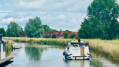 Locaboat-Penichette-unterwegs-Hausboottour-Locaboat Locaboat-Penichette-unterwegs-Hausboottour-Locaboat Foto: © Andrea Fischer Trips4Kids.de