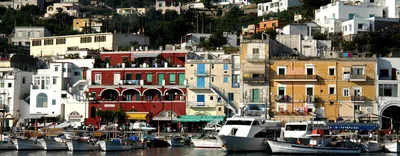 „Nach Capri mit Kindern? Oh weh, sagten unsere Freunde. Wir wollten es trotzdem ausprobieren und waren begeistert! Hier gibt es schöne und bezahlbare Hotels, in denen Familien willkommen sind. Und unseren kleinen, kuschligen Pool haben wir hier besonders geschätzt!“.