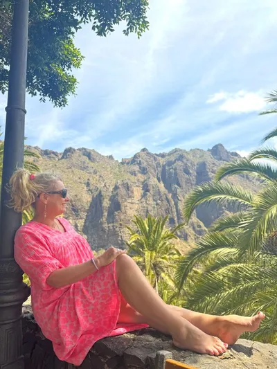 Masca_Dorf_–_Andrea_Fischer_mit_Aussicht_auf_die_Schlucht Masca_Dorf_–_Andrea_Fischer_mit_Aussicht_auf_die_Schlucht Foto: © Andrea Fischer Trips4me.de