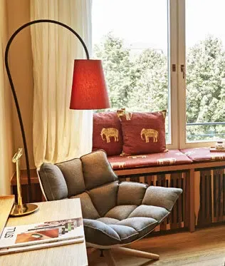 Die kleine Schwester vom bekannten Hotel Schloss Elmau in Bayern, liegt mitten in Kreuzberg und ist eine Mischung aus cool und cosy. Ein prasselnder Kamin in der Lounge, klassische Konzerte und das typische Elefantendesign finden sich im Orania.Berlin auch. Ideal für einen Abstecher in die Hauptstadt mit größeren Kindern.