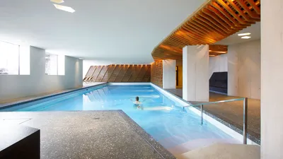 Parkhotel_Bellevue_Pool.Bild.©bellevue-parkhotel.ch.quer Bellevue Parkhotel Adelboden - Indoor Pool Bild: Bellevue Parkhotel