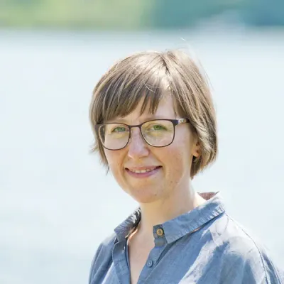 Die Mecklenburgische Seenplatte lockt mit viel Natur und Privatsphäre. Christin Drühl vom Tourismusverband dieser schönen Region hat uns besondere Tipps vom Ferienhaus für die Großfamilie über Ausflüge in die Umgebung bis zum Hausbooturlaub gegeben. Hier fällt Abstand halten und entspannen wirklich leicht!