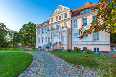 Precise-Resort-Vorfahrt-Foto--DER-RUEGENMAKLER_Neddesitz_2