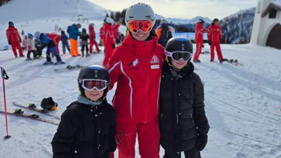Serfaus Skilehrerin Linda mit Paulina (l.) und Frieda Foto: © Henry Berndt, Trips4kids.de
