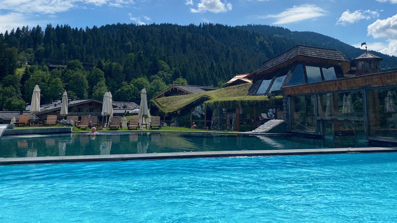 Stanglwirt Going - Außenpool Sommer Bild: Trips4kids.de