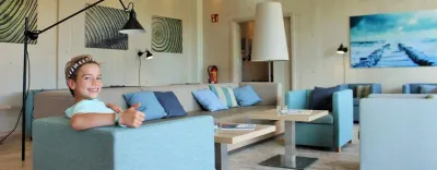 Am einzigen Südstrand in der Lübecker Bucht, gibt es jetzt einen neuen HotSpot für Familien: Das STRANDKIND! Wir waren zum Pre-Opening vor Ort und haben uns gleich zuhause gefühlt! Was uns besonders gefällt: Das Hotel ist fast komplett aus Holz gebaut, nachhaltig, voller Ideen und schöner Details und die Atmosphäre ist entspannt und herzlich...