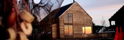 Hier wollen wir einziehen. Und zwar am liebsten sofort. Beim Ferienhaus „Strandwood“ auf Rügen gefällt uns alles: Lage, Ausstattung, Design und die vielen kleinen Details …