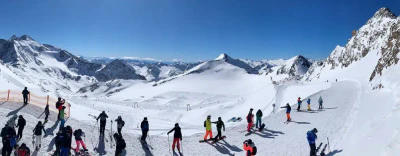 Sonnenskilauf im Stubai ! Das größte Gletscherskigebiet Österreichs bietet Schneesicherheit auf 35 Abfahrten mit 26 Lift-Anlagen von Oktober bis Juni und es heißt besonders Familien mit Kids willkommen! Vom Skikurs bis zum Ski-Kindergarten und einem eigenen Kids-Restaurant. Kinder bis 10 Jahren fahren sogar kostenlos. Wo gibt’s denn so was?