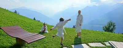 Ein kleines Bergparadies: Ob in den urigen Chalets oder in den gemütlichen Zimmern des Almhotels, hier fühlen sich Groß und Klein sehr wohl! On top kommt hier die Natur rundum zum Toben und Spielen und das herrliche Bergpanorama zum Entspannen ...