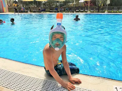 Perfekt fürs Schorcheln - Paul (8) hat seit drei Monaten ein neues Accessoire, was immer mit muss, wenn Wasser in der Nähe ist... Ob im Hallenbad, Outdoor-Pool, Meer oder in der heimischen Badewanne: Die Tauchmaske ist immer dabei!